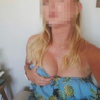 Annonce sexe d'une belle blonde en mini jupe